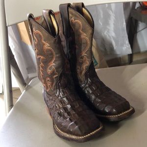 Kids boots size 9